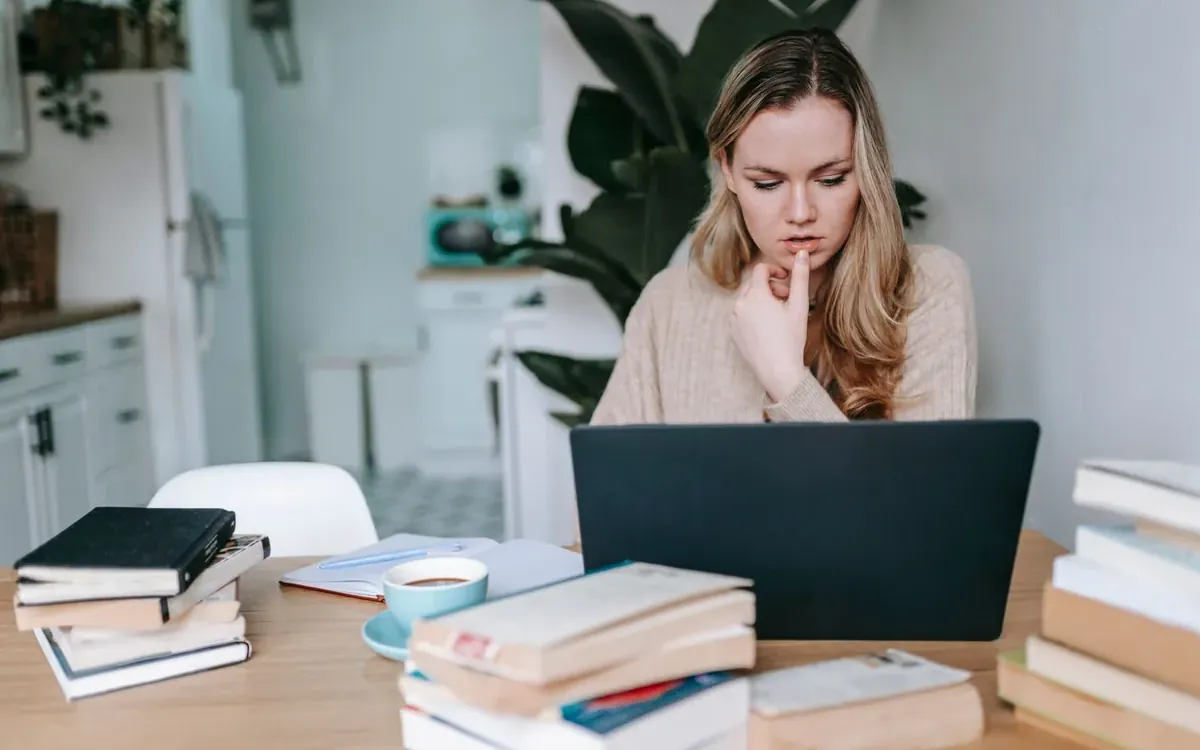 Estudiante tomando un curso online con su notebook